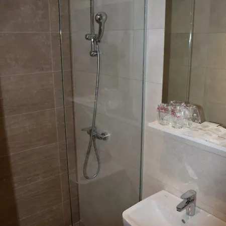 Zlatni Bor 酒店 4*